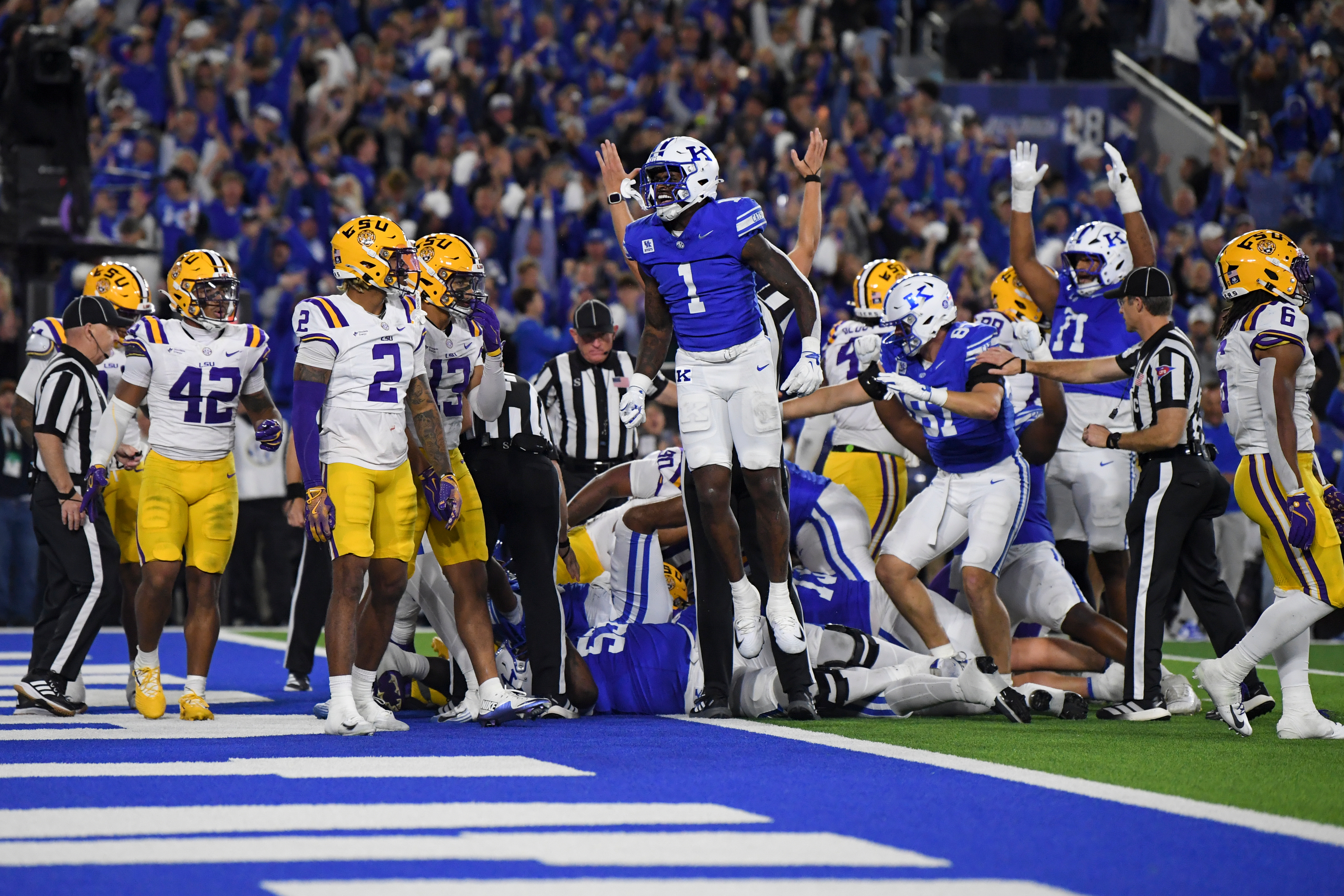 Kentucky QB Minchey scores 2-point conversion in overtime to beat No. 10 LSU 35-34