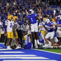 Kentucky QB Minchey scores 2-point conversion in overtime to beat No. 10 LSU 35-34