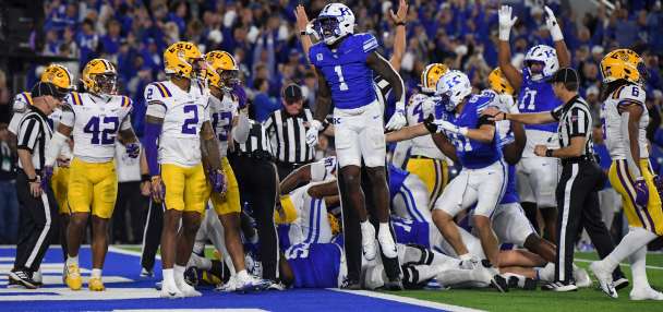 Kentucky QB Minchey scores 2-point conversion in overtime to beat No. 10 LSU 35-34