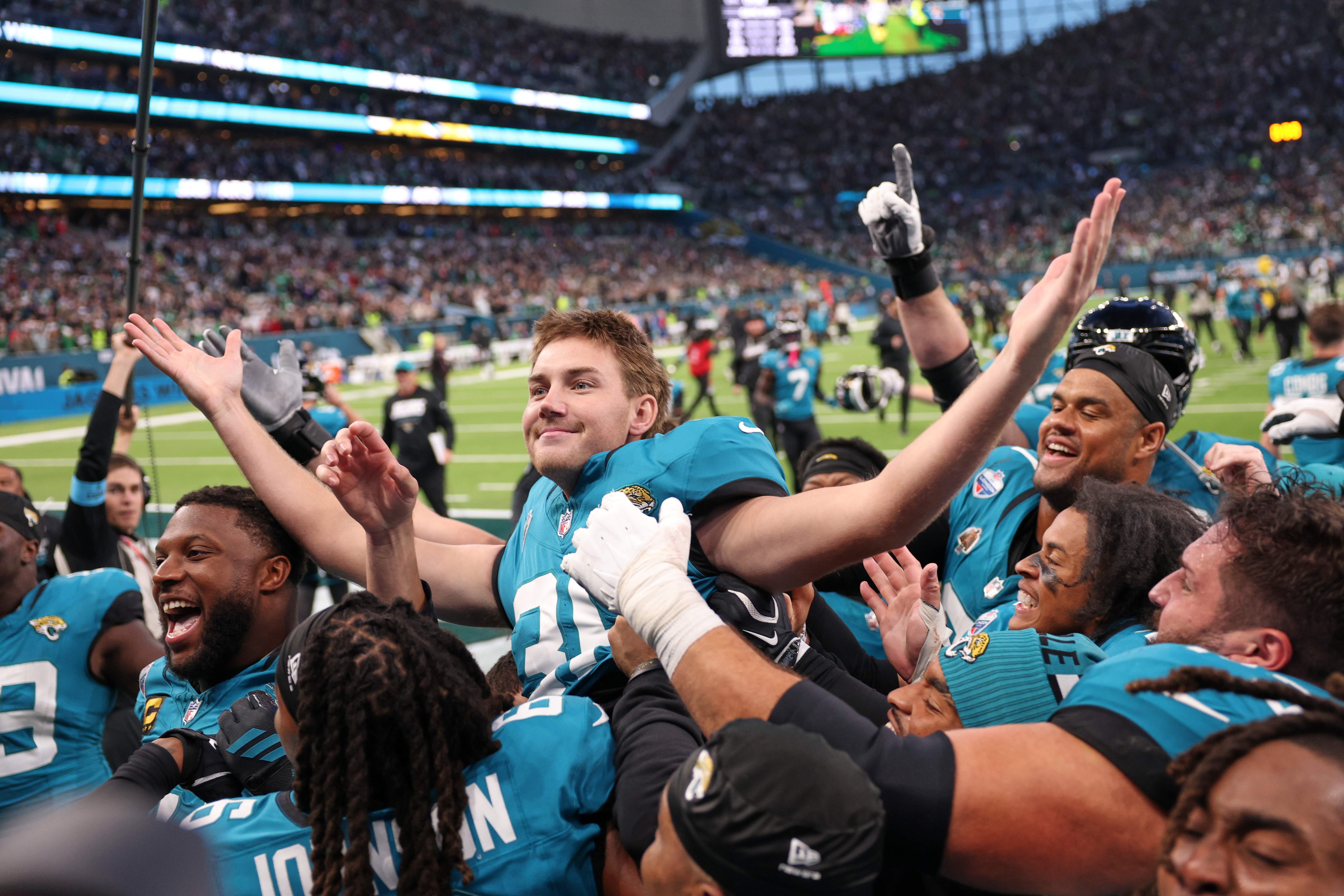 Cam Little's 57-yard FG gives Jaguars 19-17 win over Eagles in wild finish in London