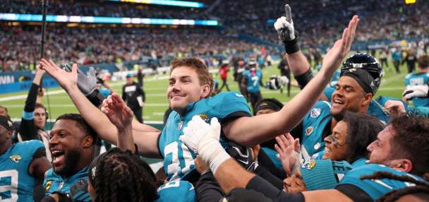 Cam Little's 57-yard FG gives Jaguars 19-17 win over Eagles in wild finish in London