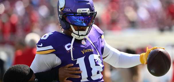 Vikings tight T.J. Hockenson leaves game vs. Saints with apparent head injury, Jefferson returns