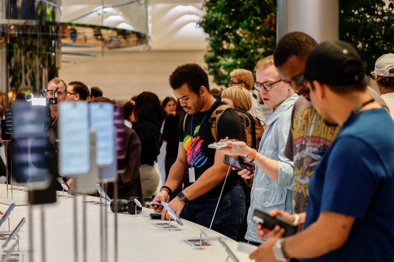 Global smartphone shipments record worst third quarter in 14 years amid memory shortage