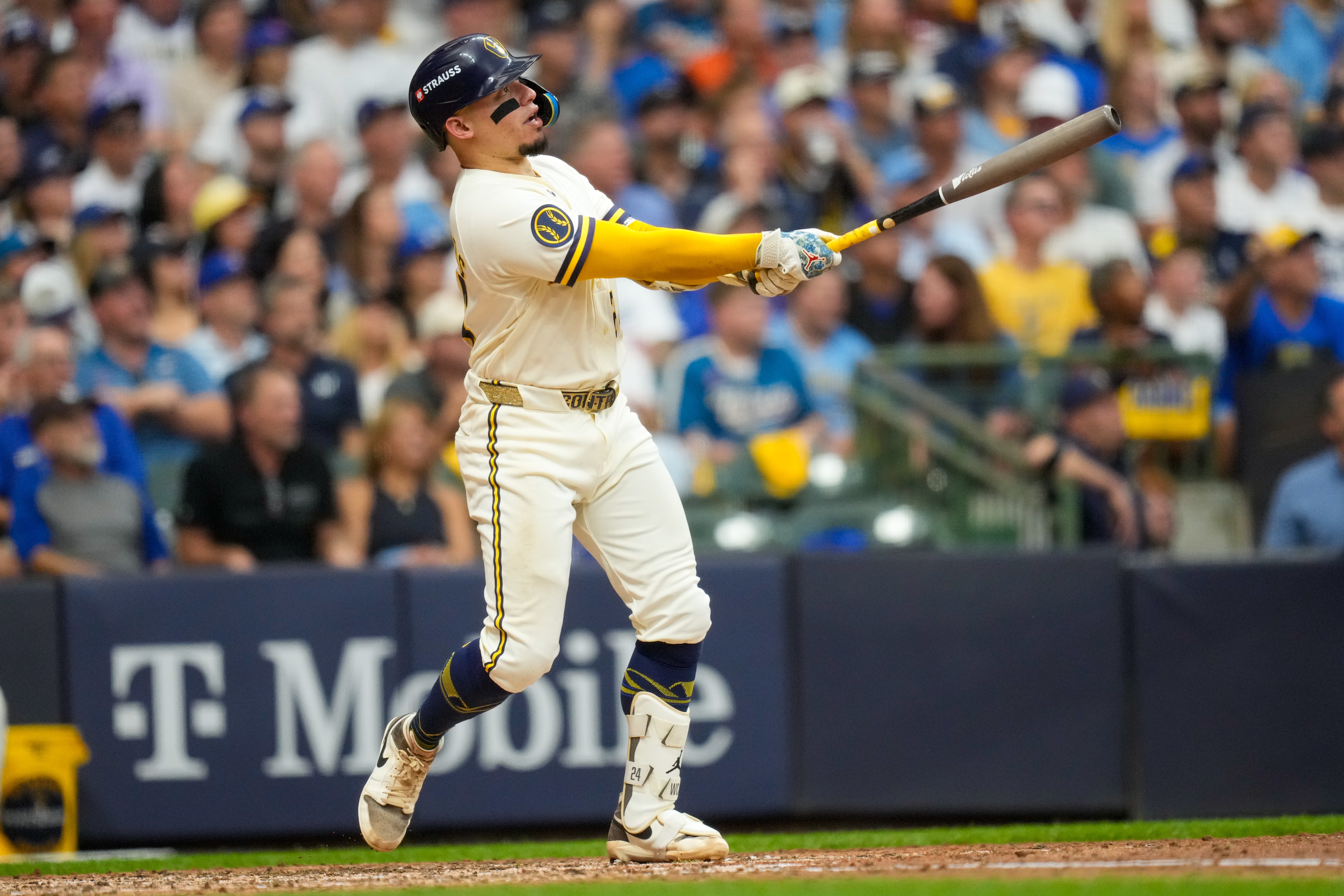 Contreras delivers and Milwaukee's bullpen shines as the Brewers top the Dodgers 7-4 in NLCS Game 2