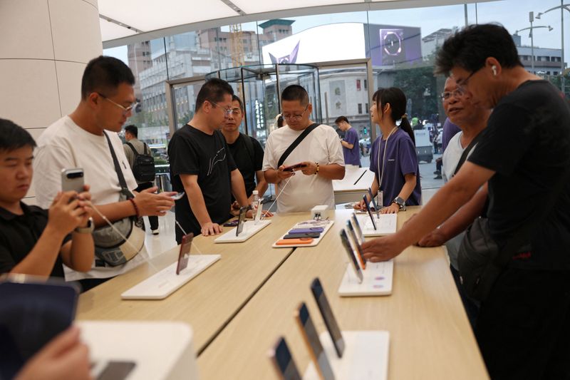 China smartphone shipments fall for sixth straight quarter - IDC