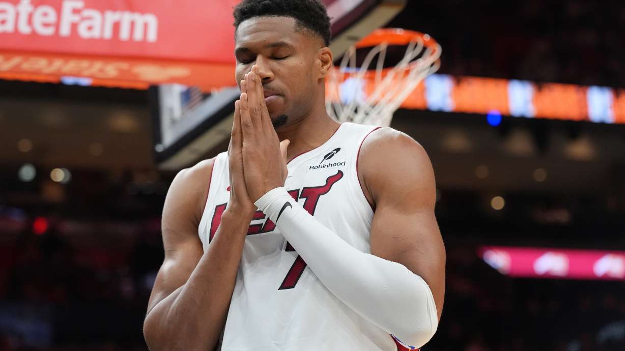 Miami Heat forward Giannis Antetokounmpo (7) has a moment of silence before the first half of an NBA preseason basketball game against the New Orleans PelicansThursday, Oct. 8, 2026, in Miami.