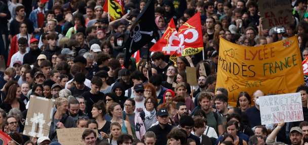 French soccer ethics body calls on fans to keep politics out of stadiums amid student protests