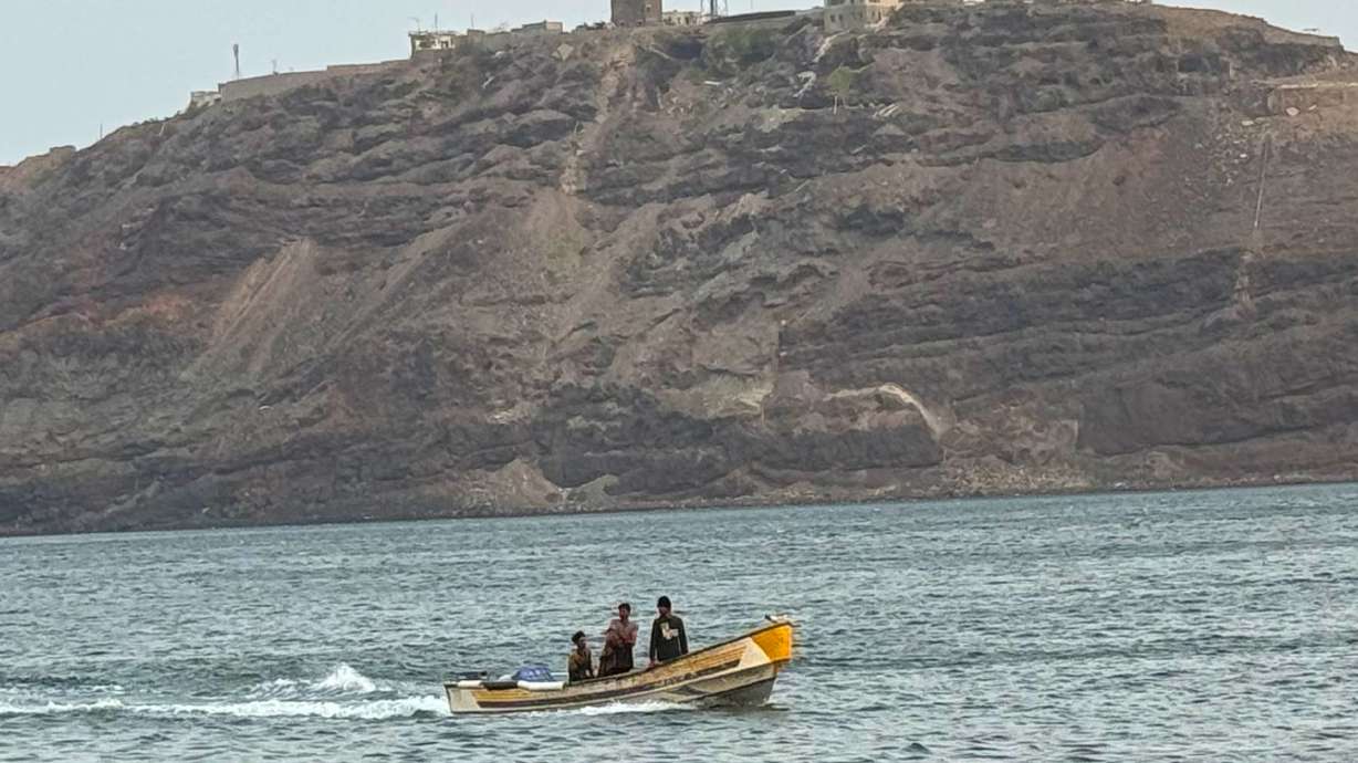 A boat motors under Al-Maashiq Presidential Palace in Aden, Yemen, Aug. 20, 2024. The death toll from a Houthi missile strike on a government military camp rose to 73 people, all new recruits, a senior government official said Tuesday.