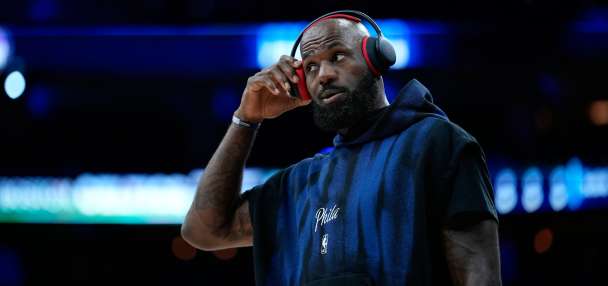 LeBron James tosses chalk, gets 76ers intro for 1st time in Philadelphia in front of roaring fans