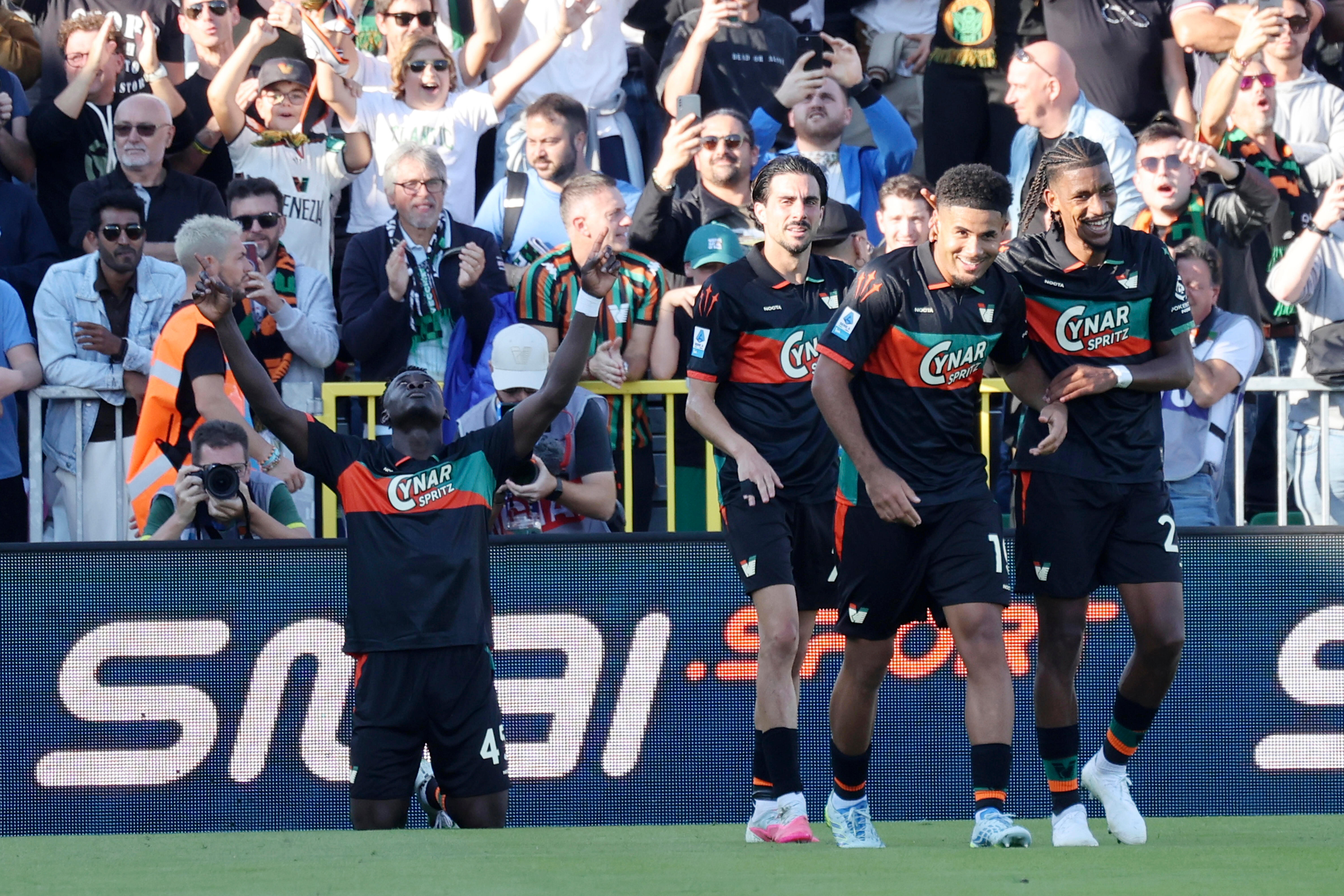 Napoli stunned by previously winless Venezia, Atlético claims late victory in Spain