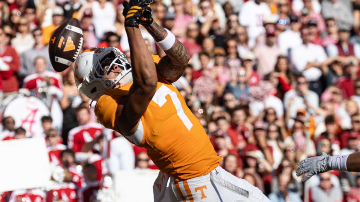 Tennessee tight end Dasaahn Brame (7) can't hold on to a pass during the first half an NCAA college football game against Alabama, Saturday, Oct. 17, 2026, in Knoxville, Tenn.