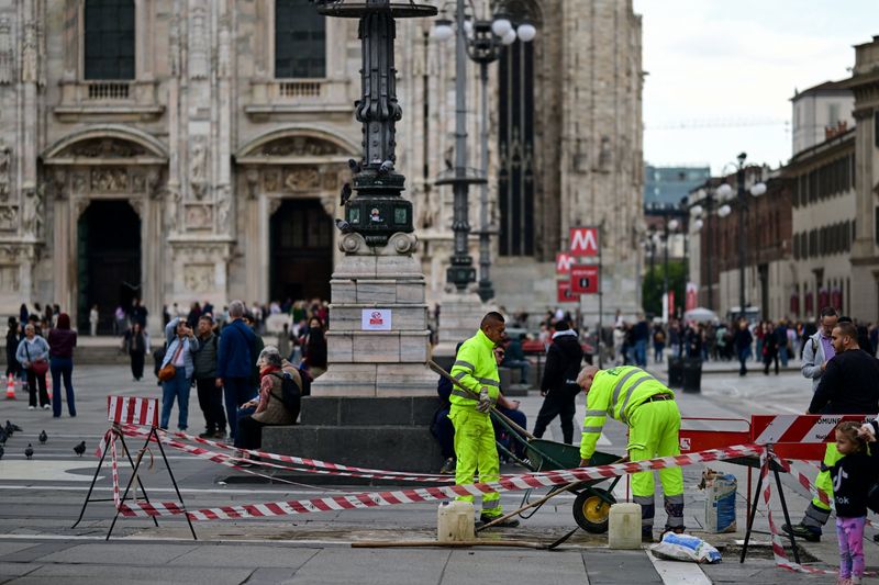 Milan luxury shops close for fear of further unrest, govt prepares new crackdown