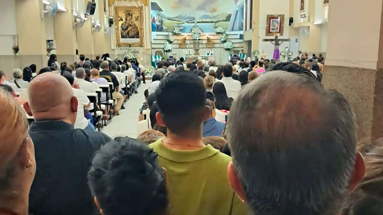 An image of the congregation at a memorial service for Sánchez