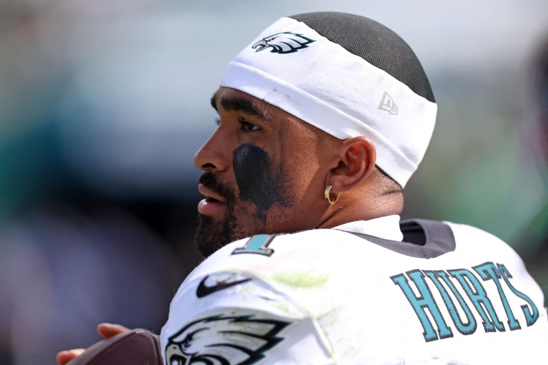 Eagles QB Jalen Hurts has blood clots in lungs, out for season