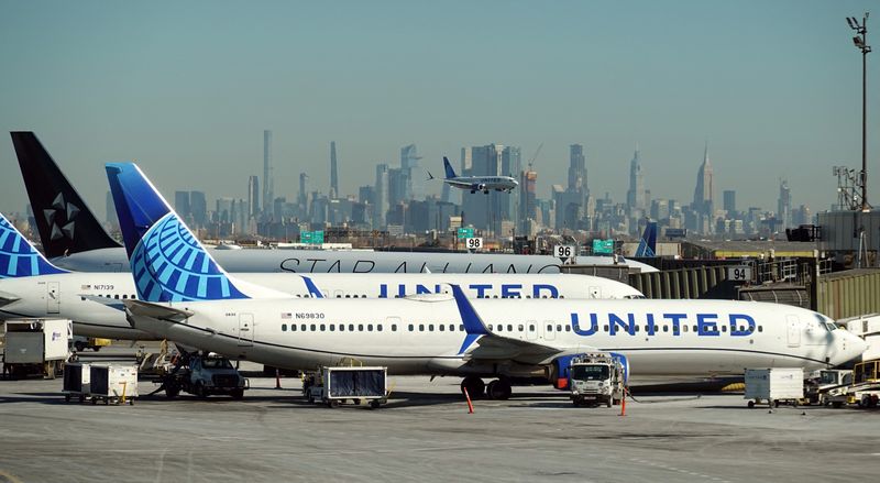 United Airlines forecasts fourth-quarter profit below estimates,  citing costly fuel