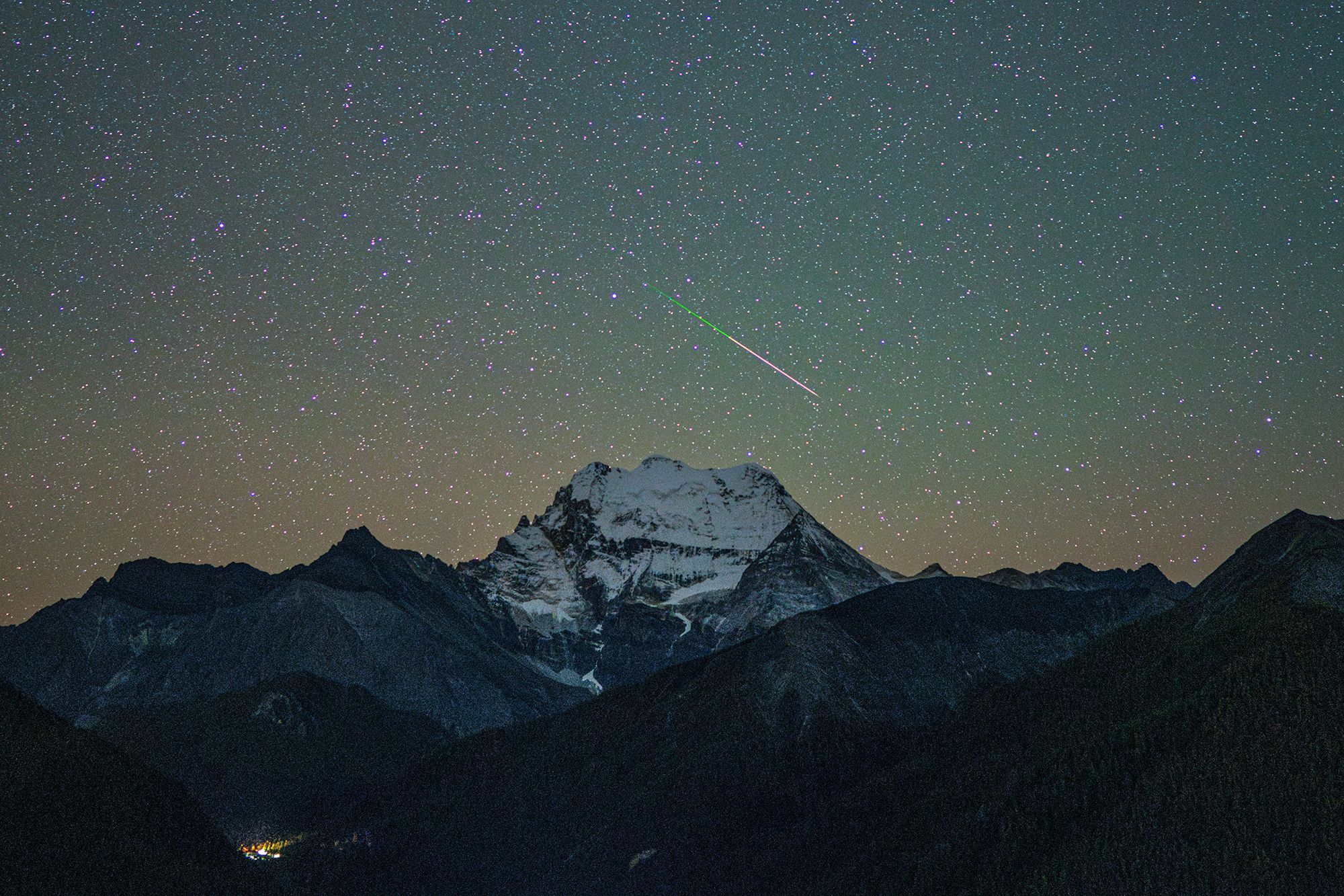 Orionid meteor shower's glowing streaks and fireballs will light up the sky