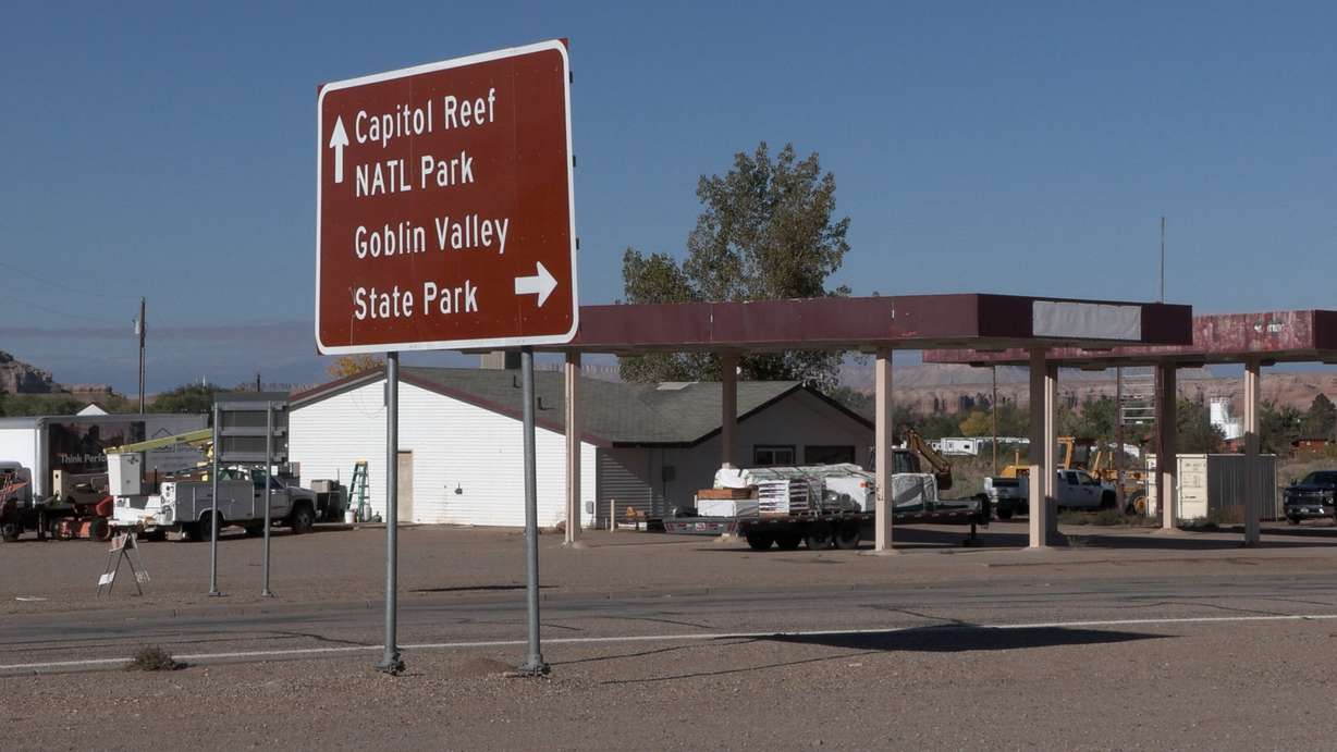 A direction sign in Hanksville pointing to tourist attractions.