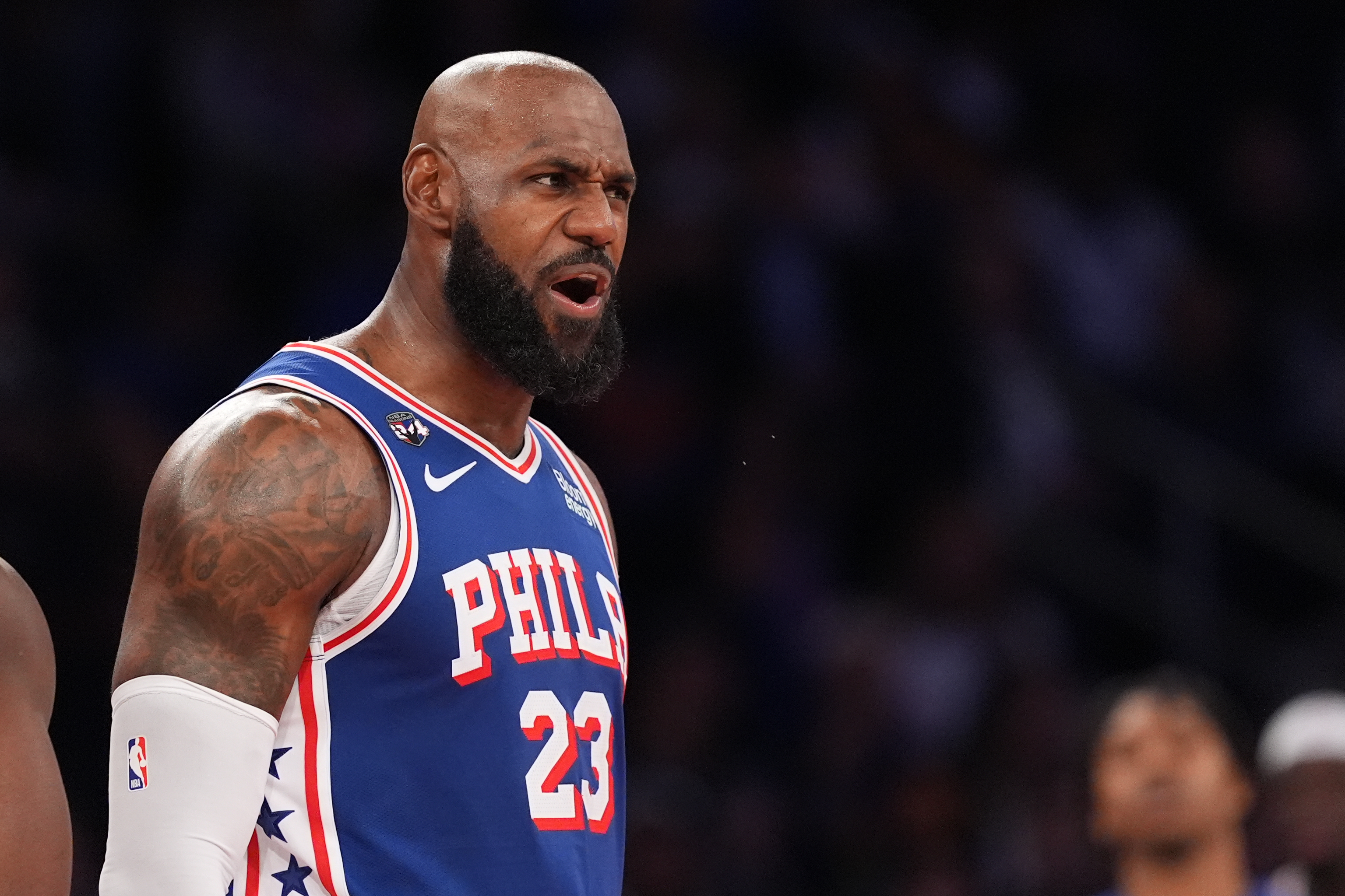 LeBron James, de los 76ers de Filadelfia, grita en el partido ante los Knicks de Nueva York, el martes 20 de octubre de 2026