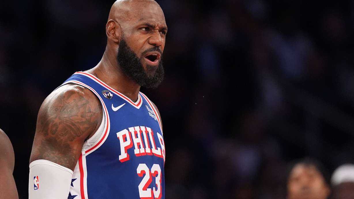LeBron James, de los 76ers de Filadelfia, grita en el partido ante los Knicks de Nueva York, el martes 20 de octubre de 2026