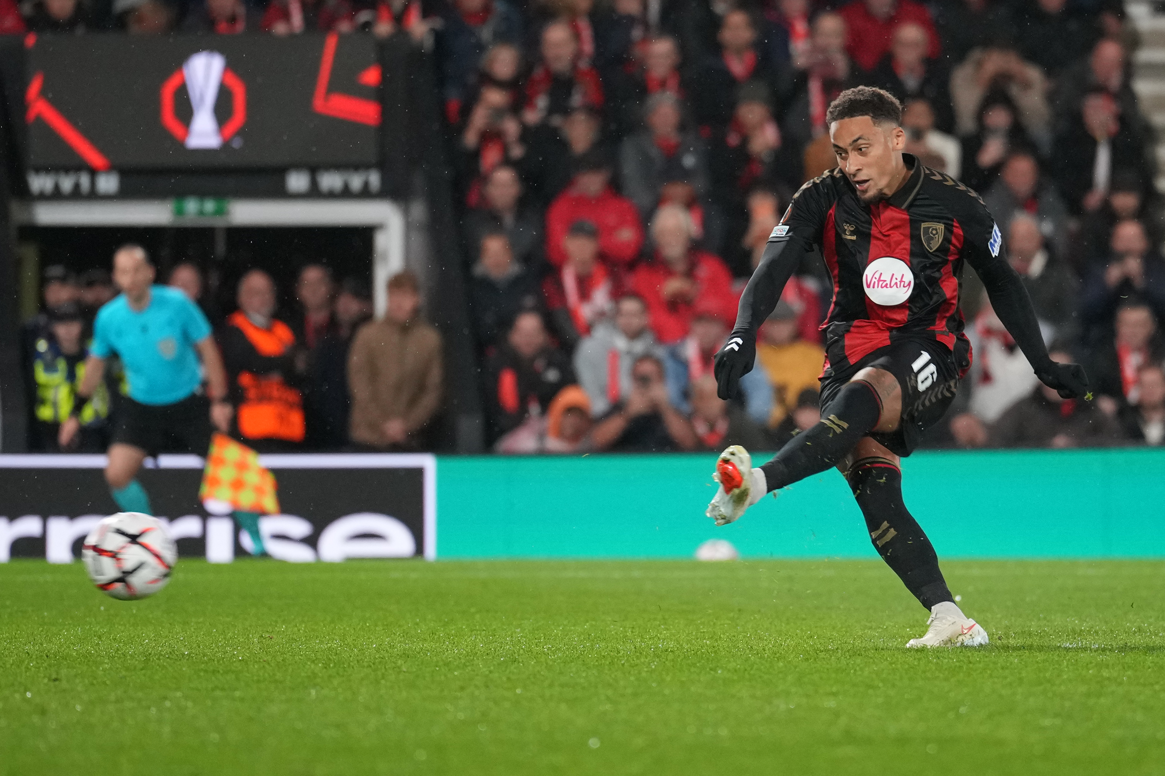 Bournemouth beats 10-man Milan in Europa League after goalkeeper sent off. Juventus held to draw