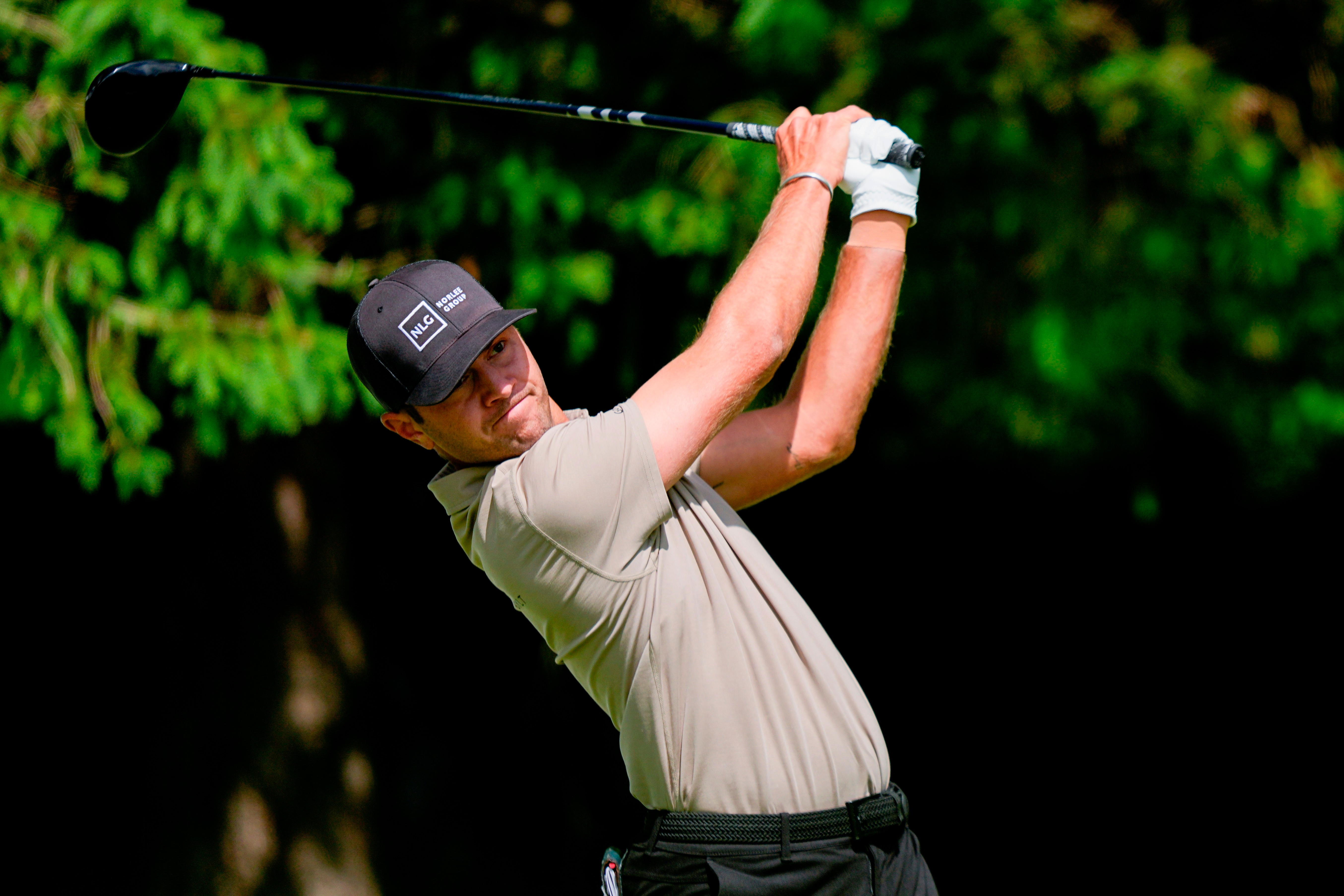 Chandler Blanchet rides a pair of eagles to a season-best 62 and the lead in Bermuda