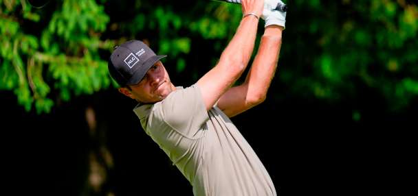 Chandler Blanchet rides a pair of eagles to a season-best 62 and the lead in Bermuda