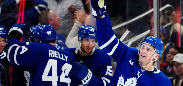 Stecher scores late goal to lift the Maple Leafs past the Rangers, 5-4