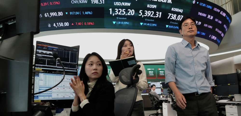 Wall Street loses ground under pressure from rising oil prices