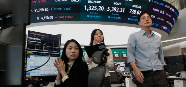 Wall Street loses ground under pressure from rising oil prices
