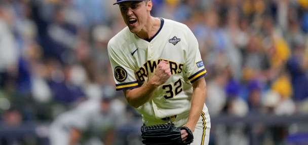 Brewers withstand Rays' comeback attempt to win 3-2 in Game 1 of World Series