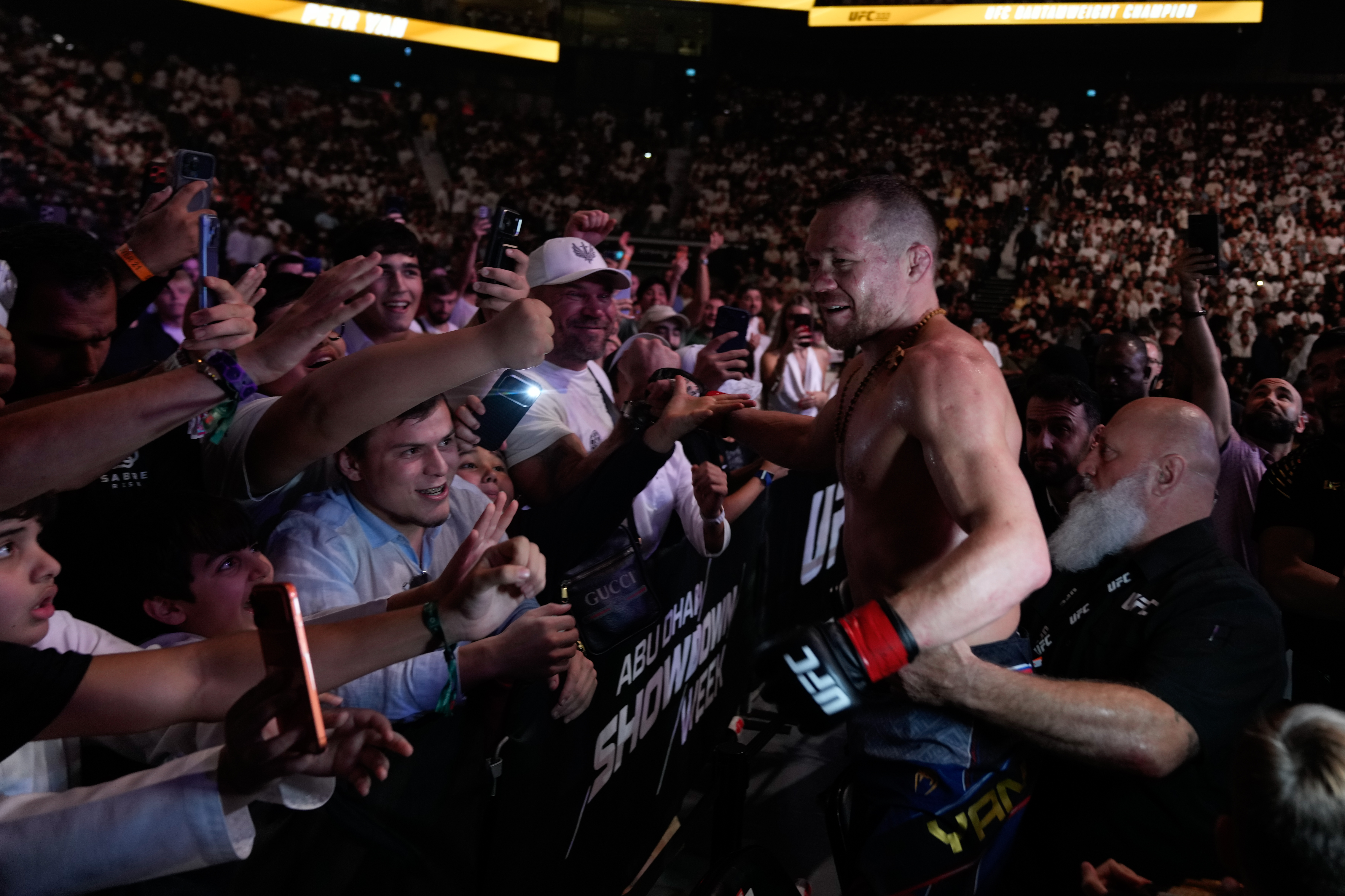 Alexander Volkanovski stops Movsar Evloev in 2nd round to retain featherweight title at UFC 333