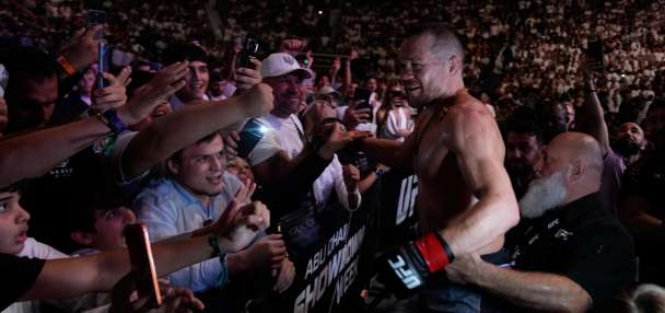 Alexander Volkanovski stops Movsar Evloev in 2nd round to retain featherweight title at UFC 333