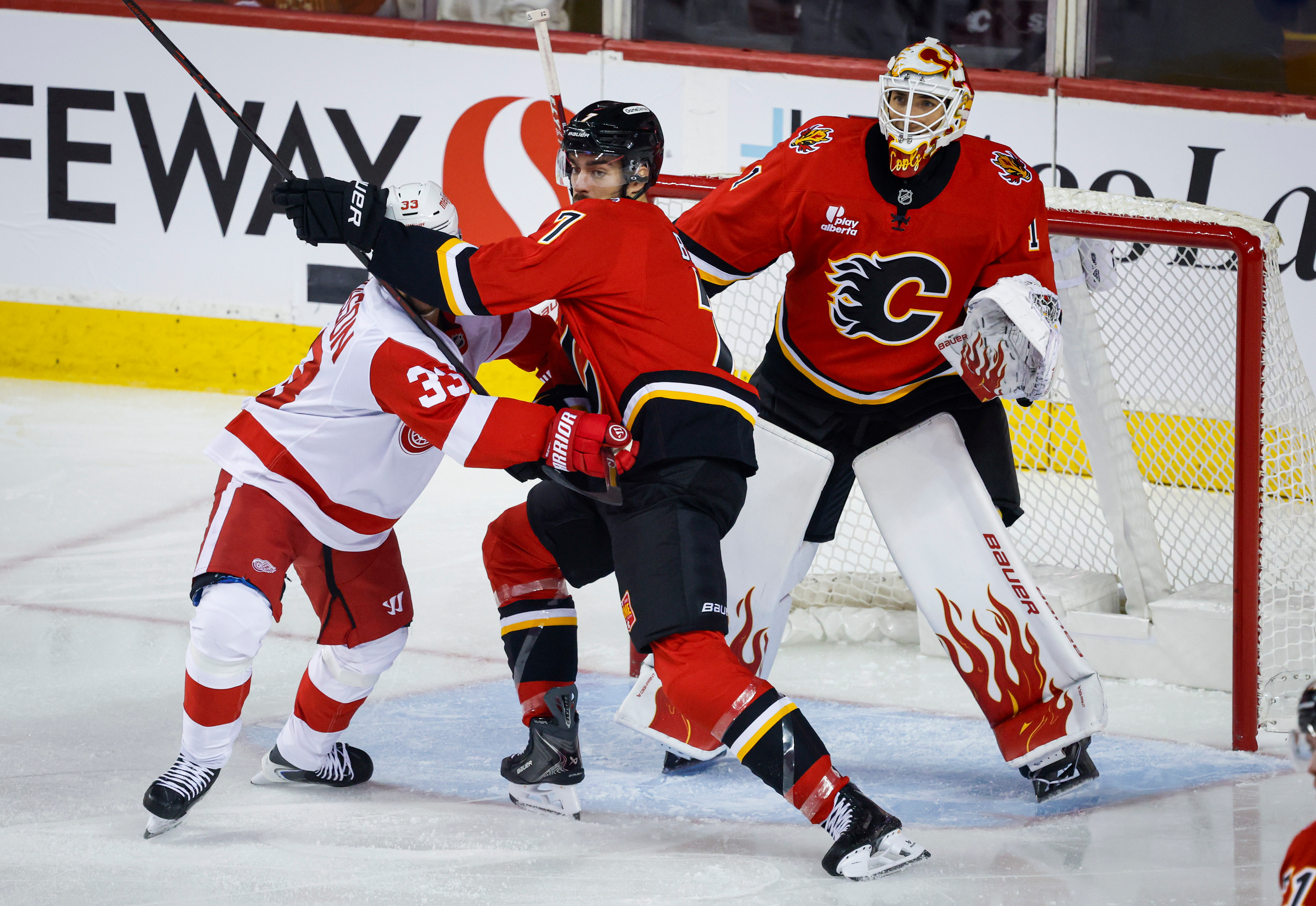 Flames beat the Red Wings 4-1 for their 3rd straight victory