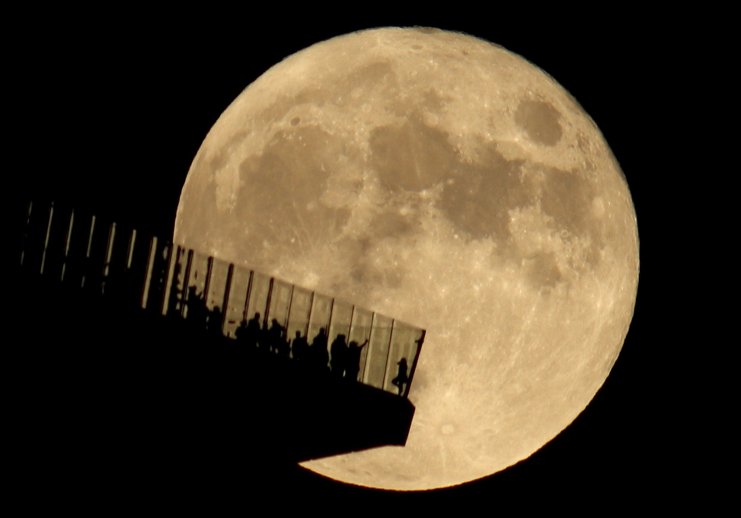 How to catch the Hunter's Moon this weekend — and maybe Saturn, too