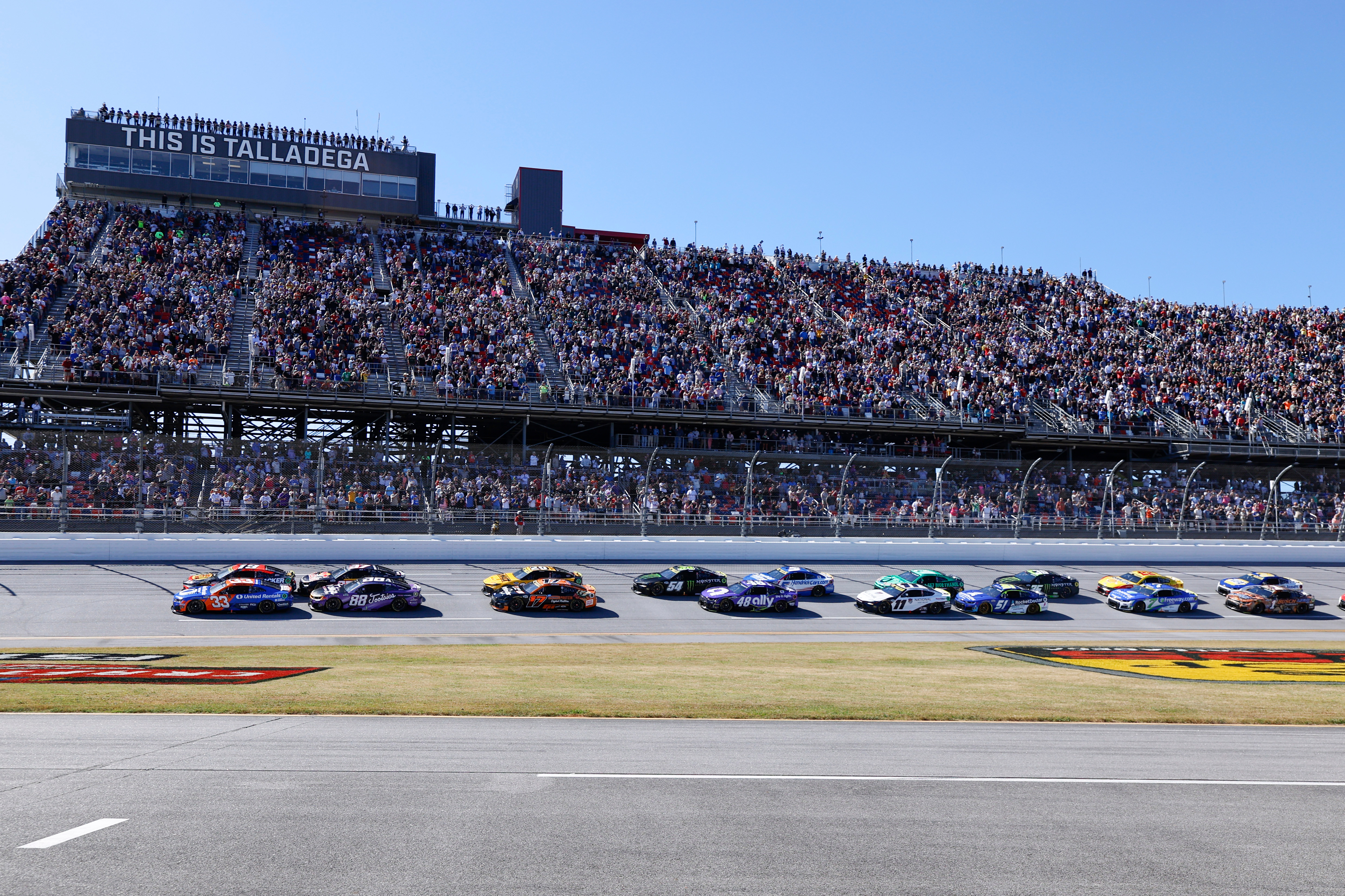 Kyle Larson extends Chase points lead with first NASCAR win at Talladega after last-lap scramble
