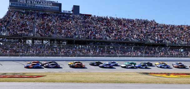 Kyle Larson extends Chase points lead with first NASCAR win at Talladega after last-lap scramble