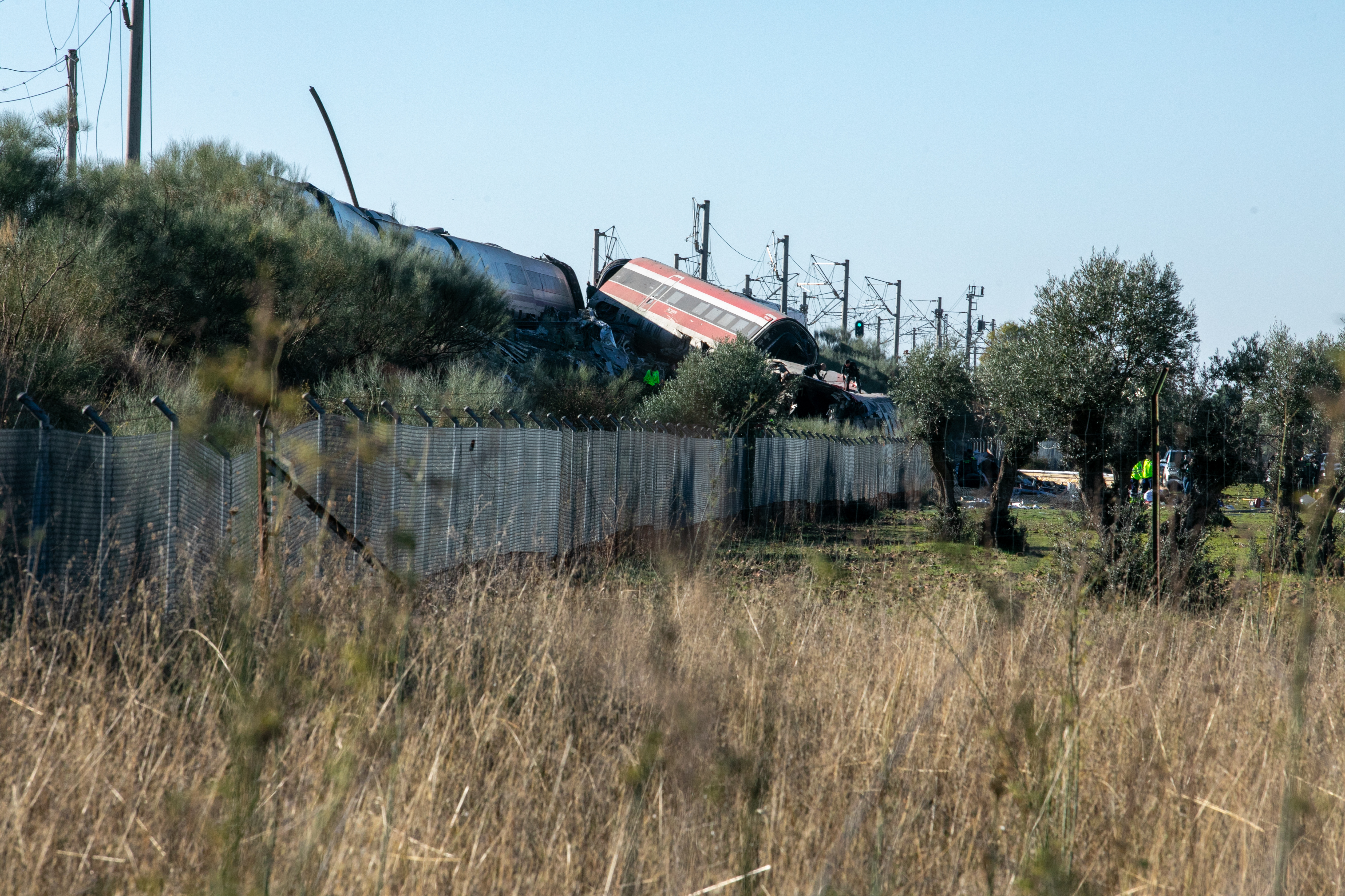 At least 30 dead and 80 injured in high-speed train crash in central Spain