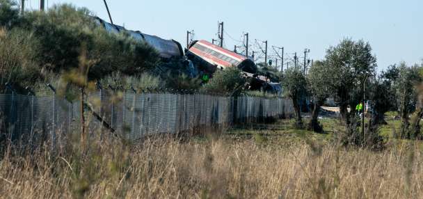 At least 30 dead and 80 injured in high-speed train crash in central Spain