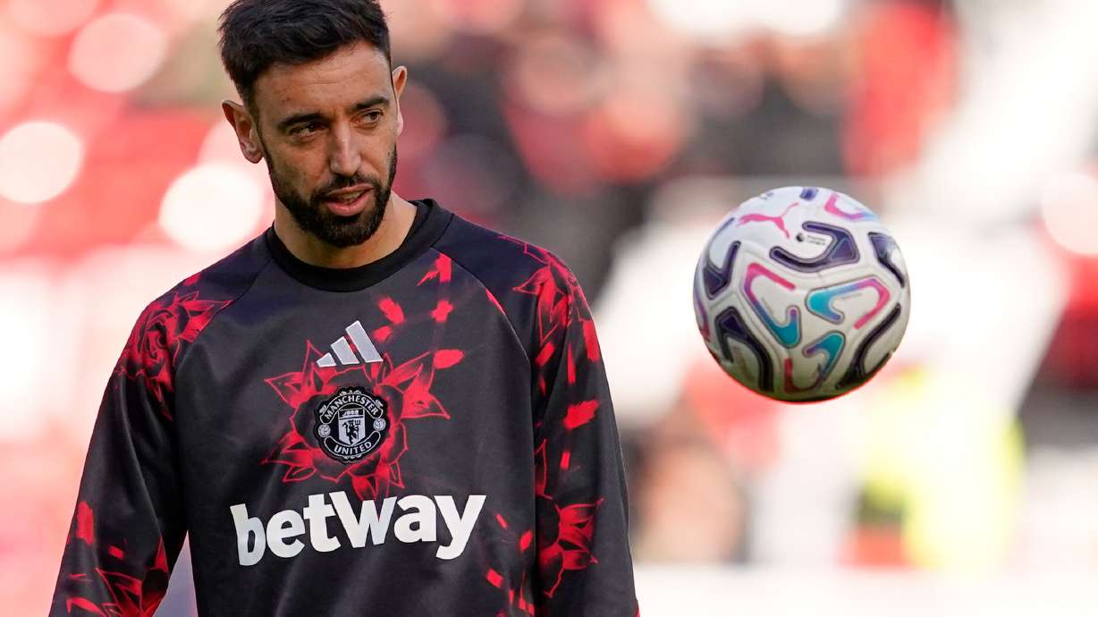 Manchester United's Bruno Fernandes warmns up ahead of the start of the English Premier League soccer match between Manchester United and Bournemouth in Manchester, England, Sunday, Oct. 25, 2026.