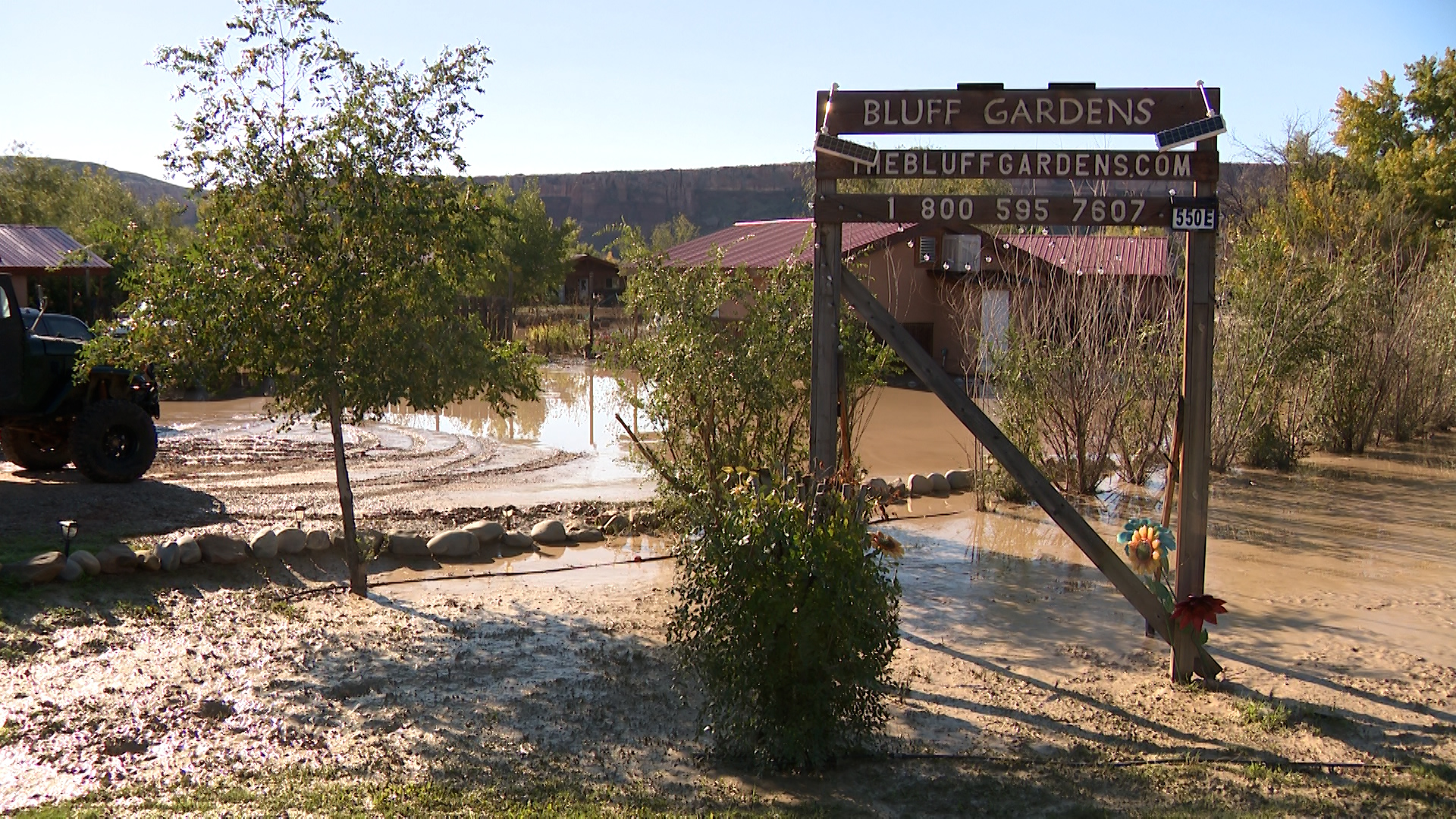 Flooded Bluff Gardens cabin rentals in Bluff.