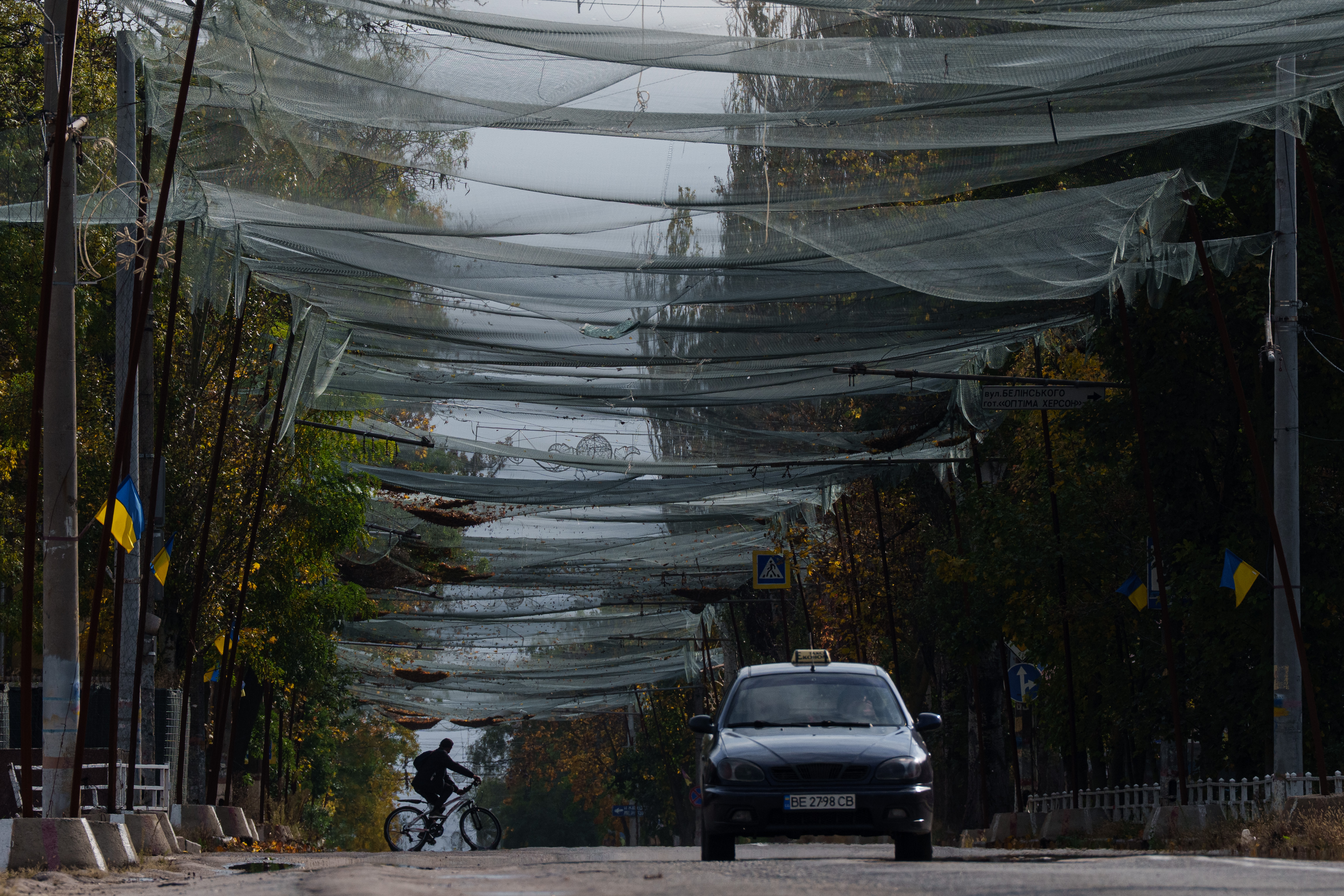 A rare Russia-Ukraine truce allows a humanitarian mission to reach the stricken city of Oleshky