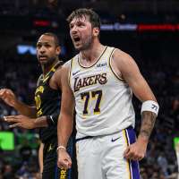 Stephen Curry scores 31 points and outduels Luka Doncic as Warriors come back to beat Lakers 112-95