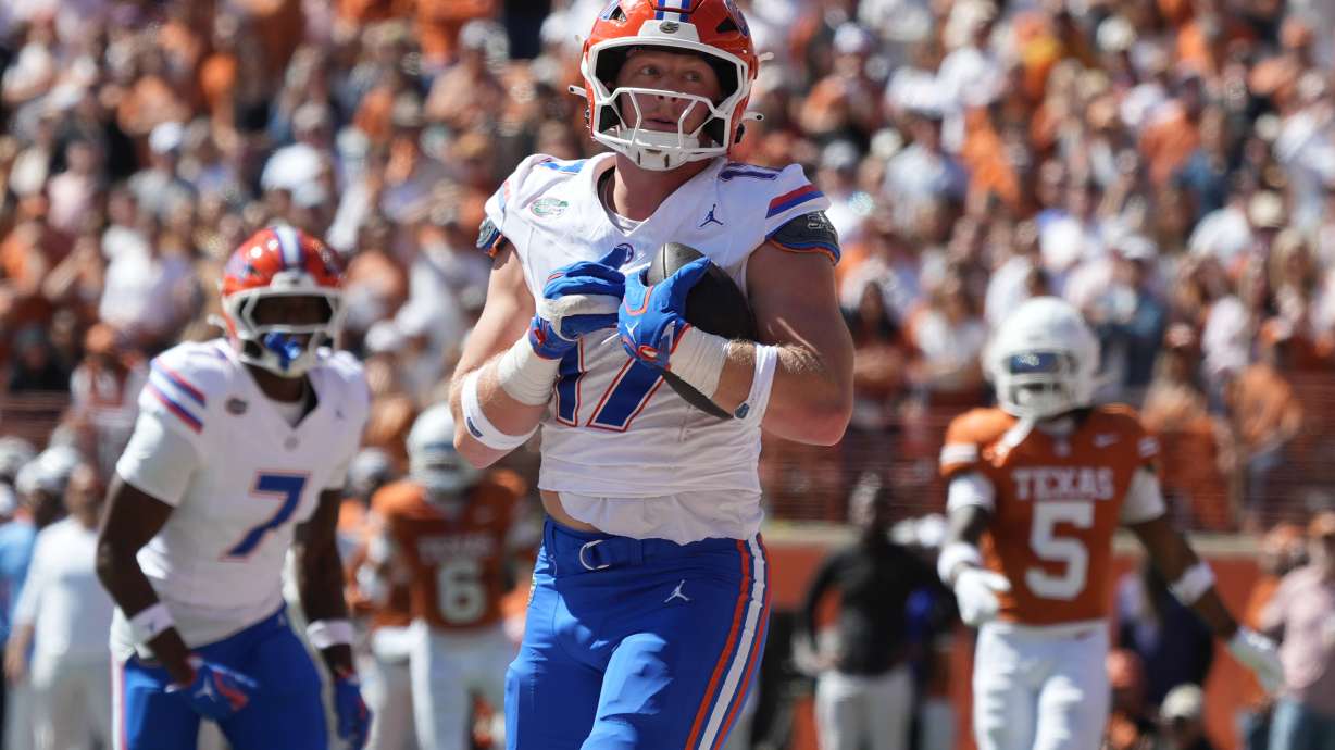 Florida tight end Lacota Dippre (17) catches a pass for a touchdown against Texas during the second half of an NCAA college football game in Austin, Texas, Saturday, Oct. 17, 2026.