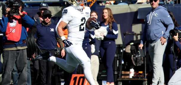 Carr passes for 2 TDs, James adds pair of rushing scores in No. 5 Notre Dame's 35-13 win over Navy