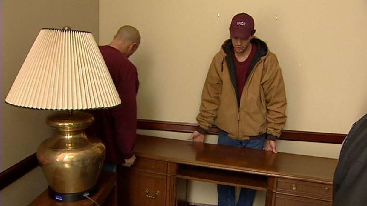 Prisoners help lawmakers move back into the Capitol