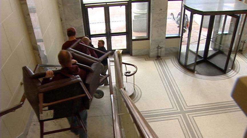 Prisoners help lawmakers move back into the Capitol
