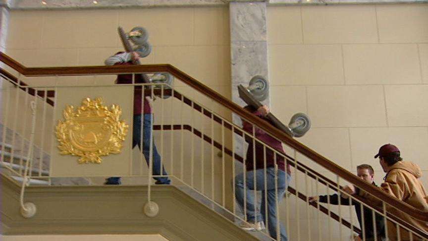 Prisoners help lawmakers move back into the Capitol