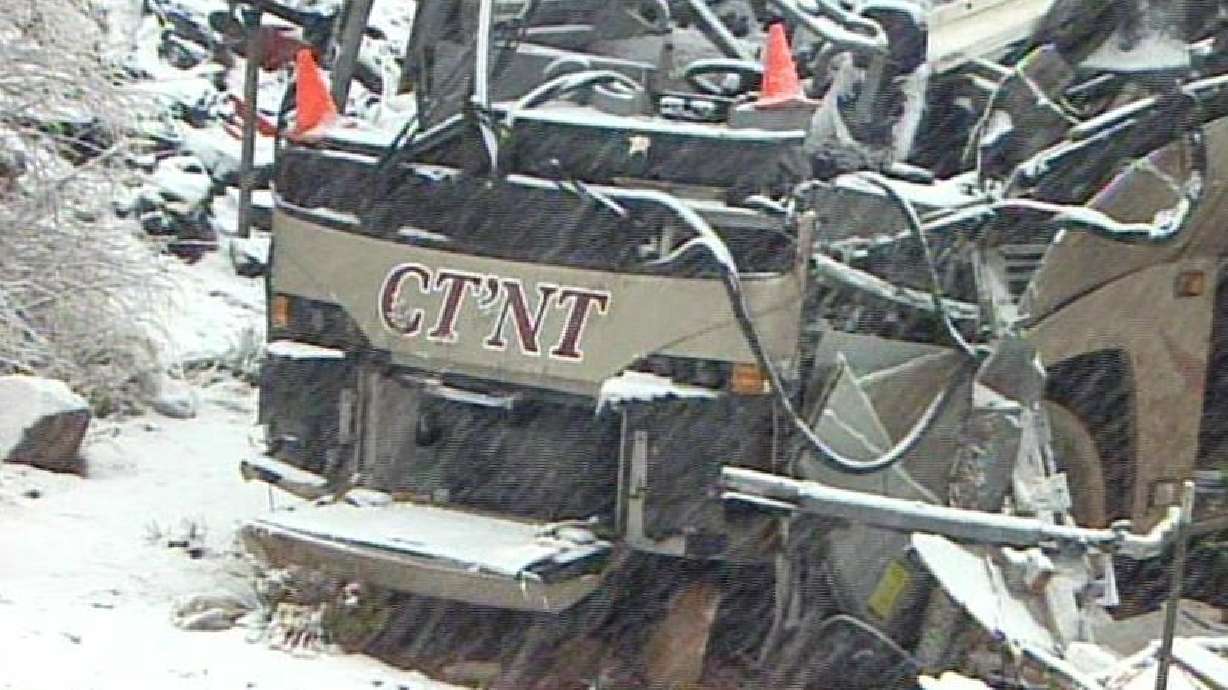 Crash victims in AZ sue bus manufacturer