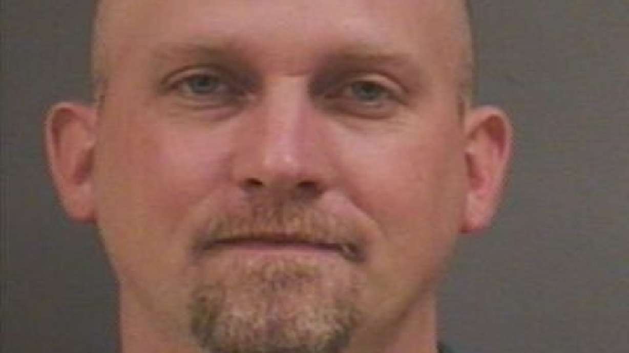 Ore. governor signs extradition order for Courtney