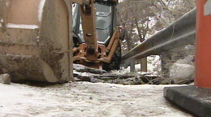 Water Main break closes 4 schools, leaves 4,000 without water